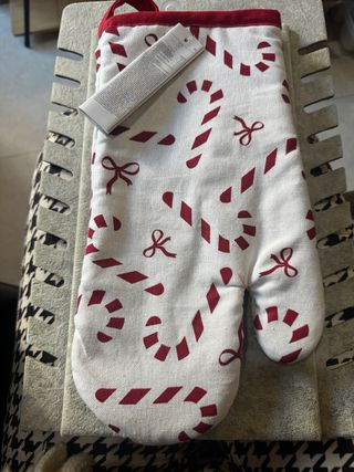 Luva de cozinha com etiqueta