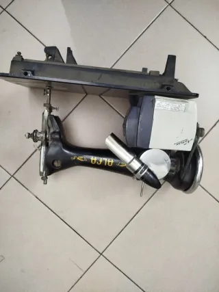 Máquina de coser Alfa antigua