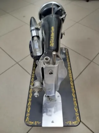 Máquina de coser Alfa antigua