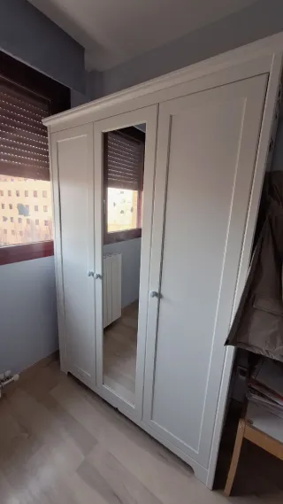 Armario de dormitorio blanco con espejos