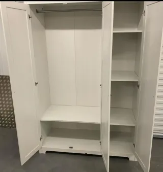 Armario de dormitorio blanco con espejos