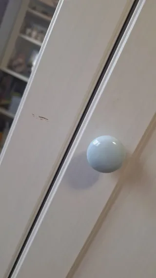 Armario de dormitorio blanco con espejos