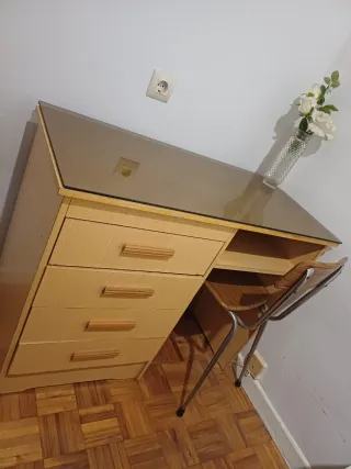 Escritorio de madera con tapa de cristal