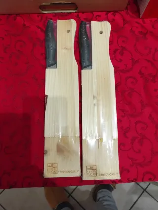 Tagliere in legno con coltello. 2€ l'uno