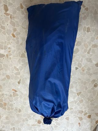 Tienda de campaña azul y naranja