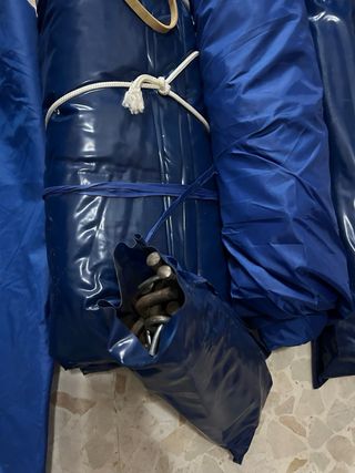 Tienda de campaña azul y naranja