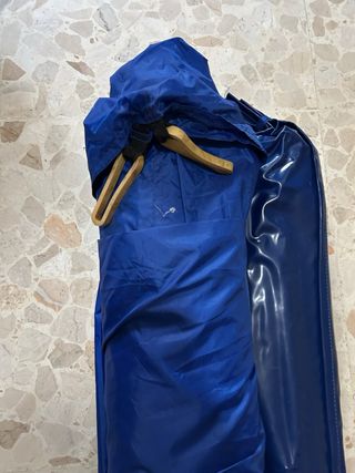 Tienda de campaña azul y naranja