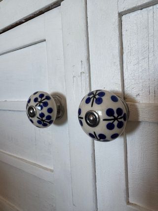 Estantería de madera con puertas