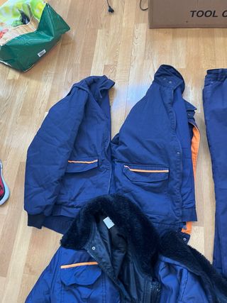 Ropa de trabajo azul y naranja