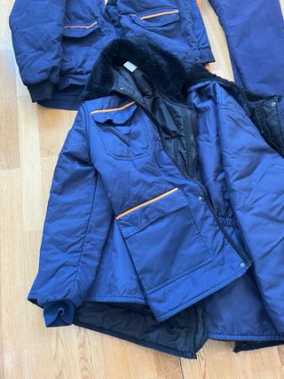 Ropa de trabajo azul y naranja