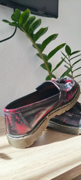 Mocasines negros y rojos en buen estado.