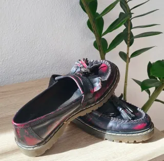 Mocasines negros y rojos en buen estado.