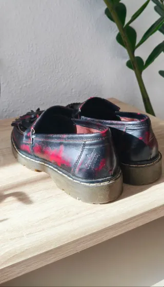 Mocasines negros y rojos en buen estado.
