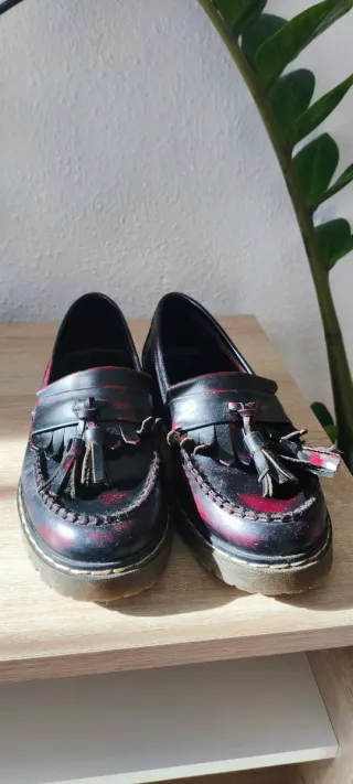 Mocasines negros y rojos en buen estado.