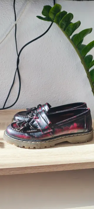 Mocasines negros y rojos en buen estado.