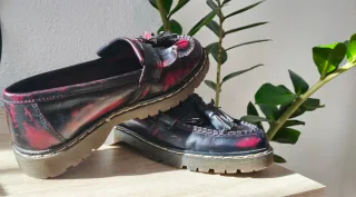 Mocasines negros y rojos en buen estado.