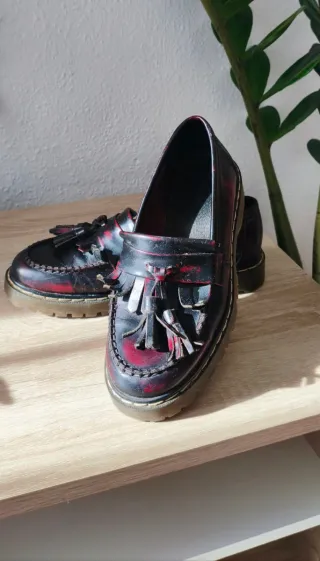 Mocasines negros y rojos en buen estado.