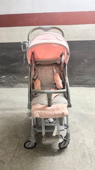 Carro de bebé rosa, ligero y muy pequeño al plegar
