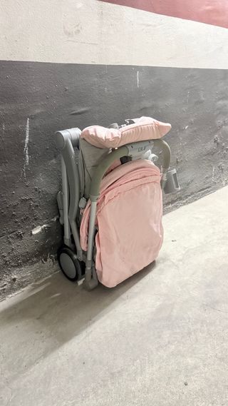 Carro de bebé rosa, ligero y muy pequeño al plegar