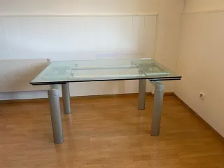 Mesa de cristal y metal plateado