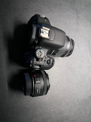 Cámara Canon EOS 800D + Lente 50mm + Accesorios