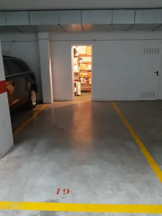 Plaza de garaje con trastero