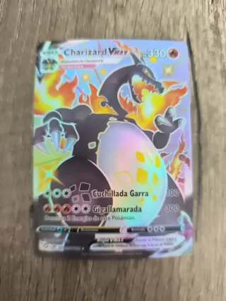 Carta Pokémon Charizard VMAX 330 HP