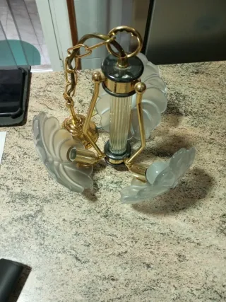 Lámpara de techo dorada y transparente