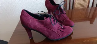 Botines de ante burdeos con cordones