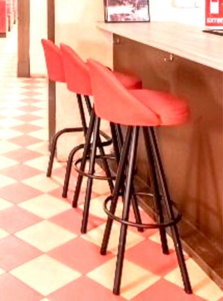 Taburetes retro rojos.