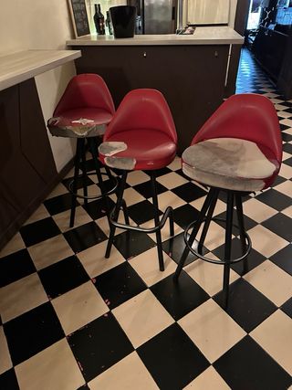 Taburetes retro rojos.