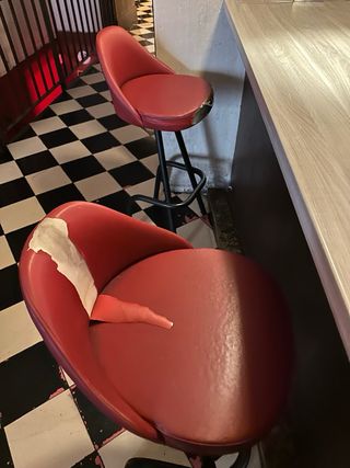 Taburetes retro rojos.