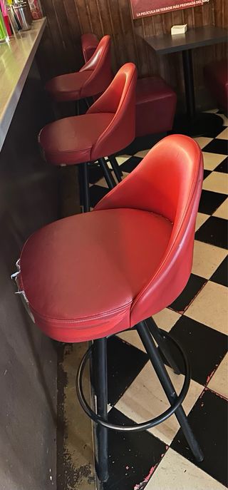 Taburetes retro rojos.