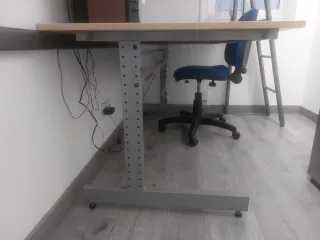 Escritorio madera y metal en muy buen estado