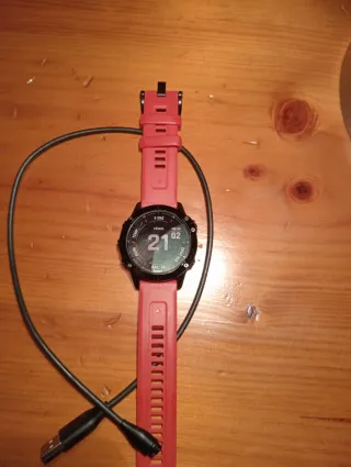 Reloj Garmin fénix 6 pro, con correa roja.