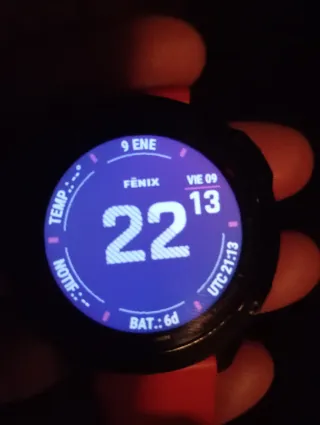 Reloj Garmin fénix 6 pro, con correa roja.