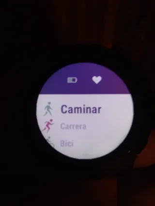 Reloj Garmin fénix 6 pro, con correa roja.