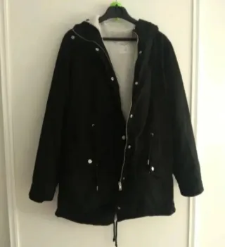 Abrigo negro con forro de borrego