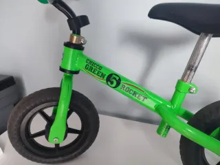 Bicicleta de equilibrio verde