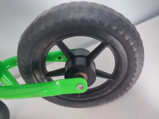 Bicicleta de equilibrio verde
