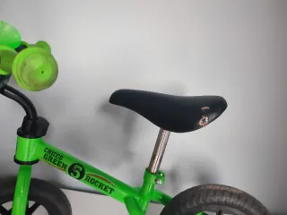 Bicicleta de equilibrio verde