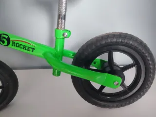 Bicicleta de equilibrio verde