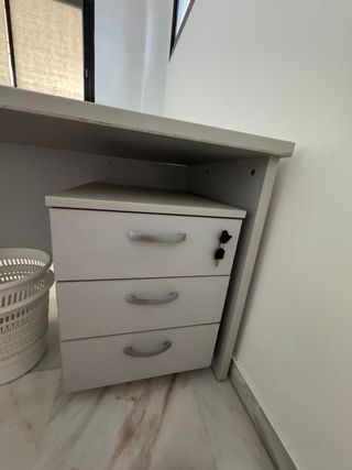 Mesa de oficina gris con cajonera