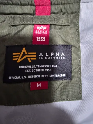 Chaqueta Alpha Industries con capucha