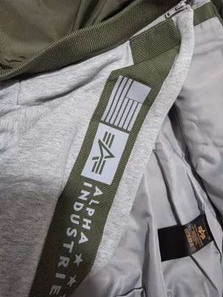 Chaqueta Alpha Industries con capucha