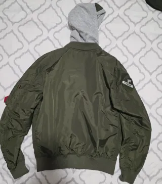 Chaqueta Alpha Industries con capucha