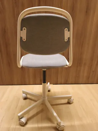 Silla de escritorio infantil gris y blanca