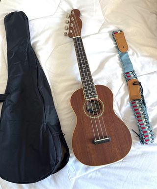 Ukelele Fender Zuma + funda y correa
