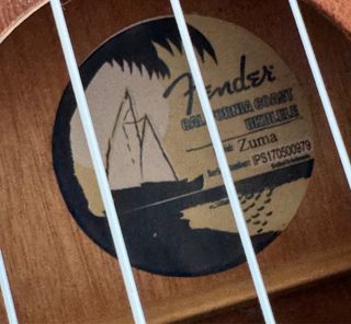 Ukelele Fender Zuma + funda y correa