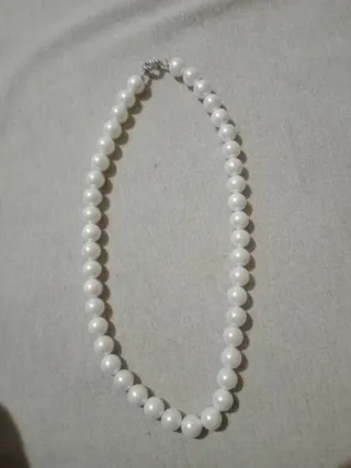 Collana di perle bianche con chiusura argento